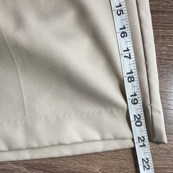 EUC Mens 34 IZOD Golf Tan Flat Front Shorts - Picture 6 of 11